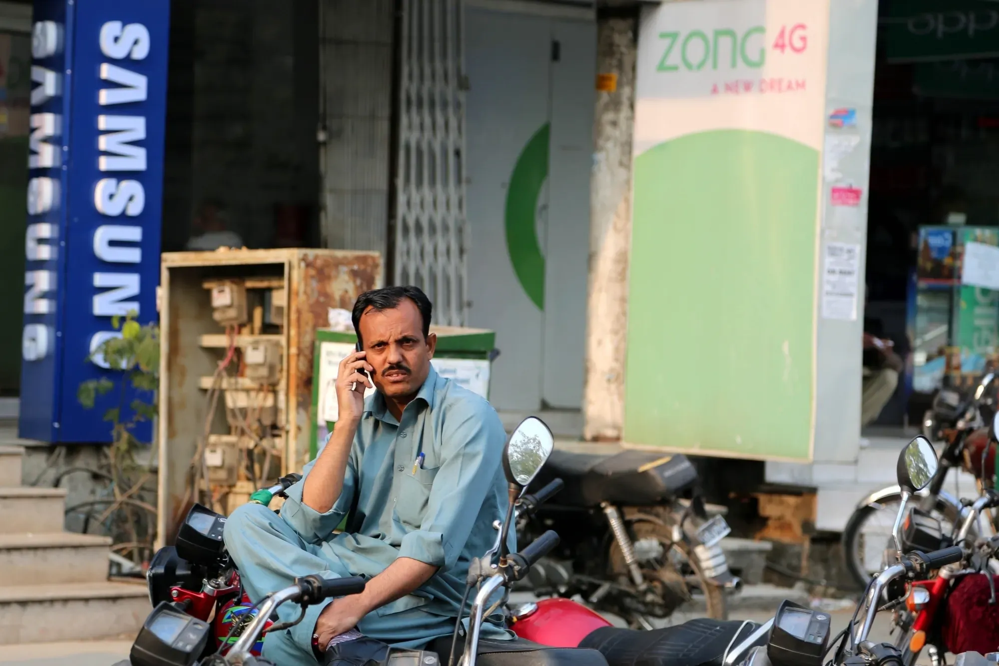 Public Anger Escalates in Pakistan Over Extensive Internet Outages