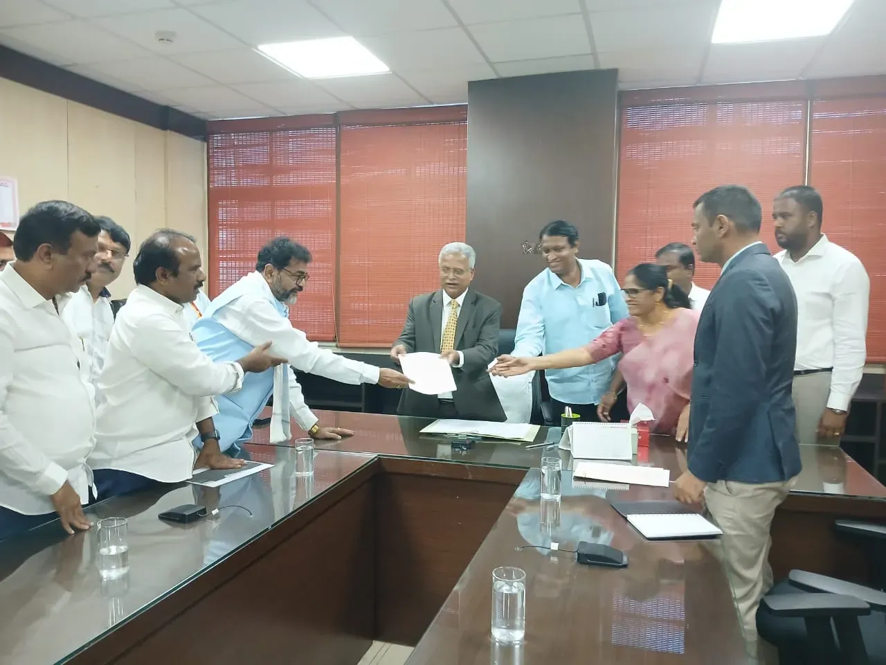 Karnataka BJP Files Complaint with Lokayukta, Calls for Judicial Inquiry into Maternal Deaths