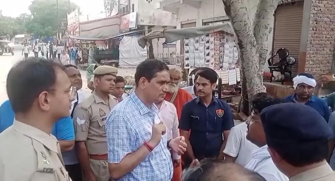 क्या मथुरा के होमगार्ड ने जिलाधिकारी और एसएसपी के ई-रिक्शा को रोका?
