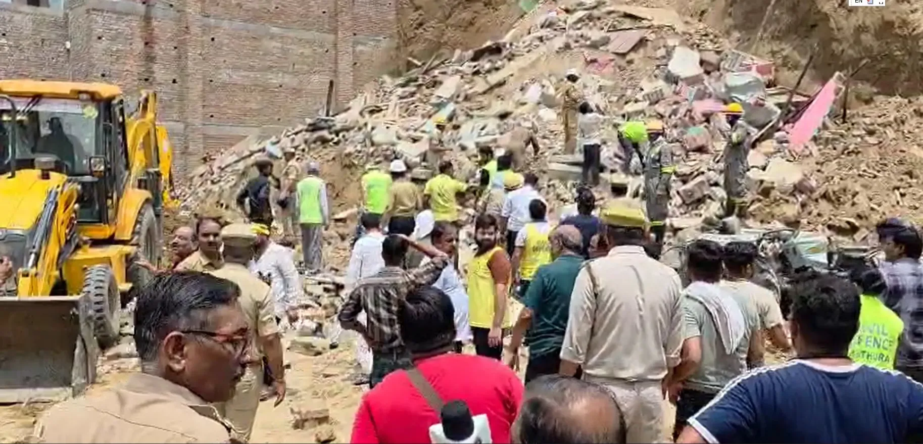 क्या मथुरा में टीले पर बने मकान ढह गए? कई लोग दब गए; विधायक श्रीकांत शर्मा ने कहा - <b>'जिम्मेदार लोगों पर होगी कार्रवाई'</b>