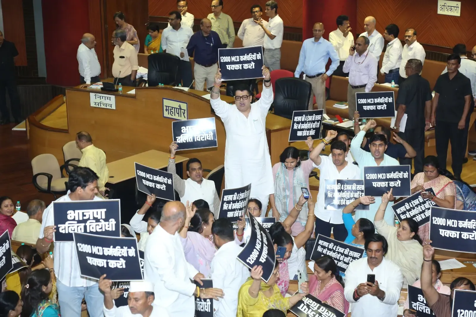 क्या एमसीडी के 12,000 कर्मचारियों को पक्का करने की मांग पर 'आप' का प्रदर्शन सफल होगा?