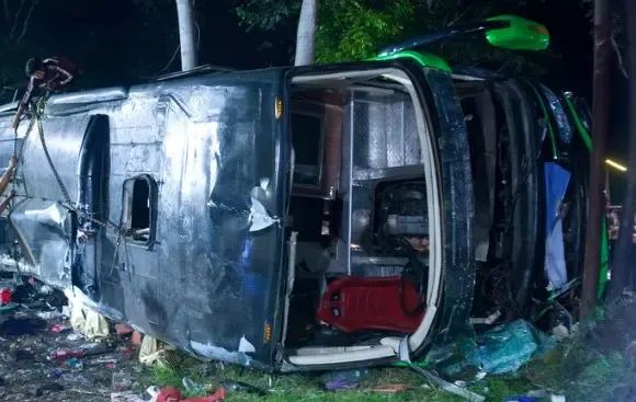 Tragic Accident in Mexico Claims Eight Lives as Bus Crashes into Trailer Truck
