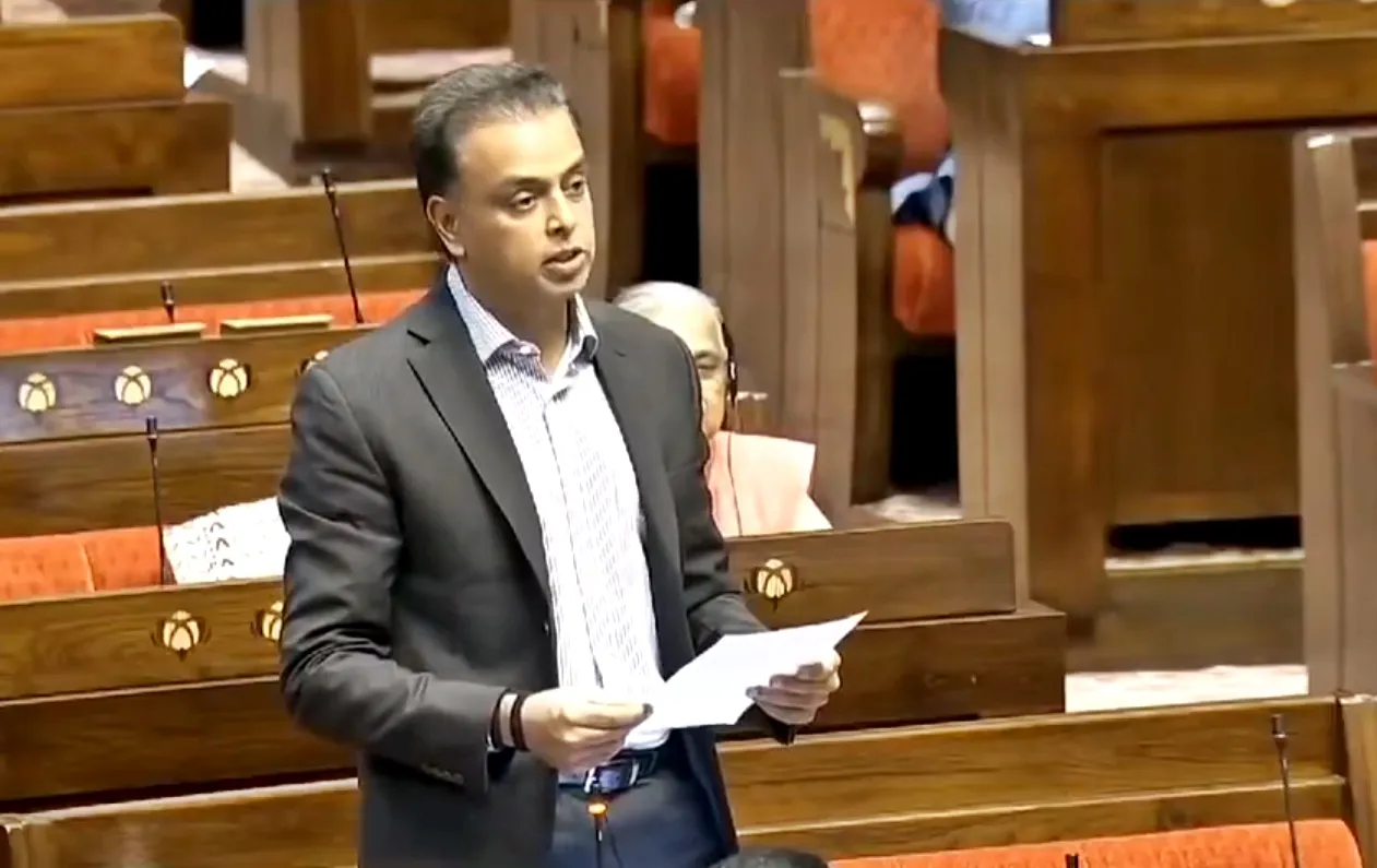 Milind Deora Presents Committee Report Advocating Enforcement of Rules to Tackle Delhi’s Air Pollution