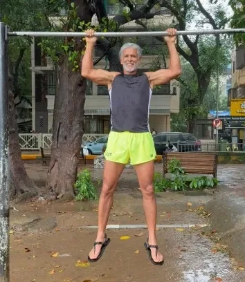 Did Milind Soman Really Perform a 30 Second Pull-Up in the Mumbai Rain?