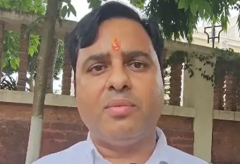 क्या महुआ मोइत्रा के आरोप पर टंकधर त्रिपाठी का तंज सही है? भारत कोई धर्मशाला नहीं!