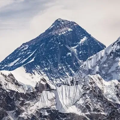 Mount Qomolangma Tourist Area Temporarily Closed Following 7.1 Magnitude Earthquake in Tibet