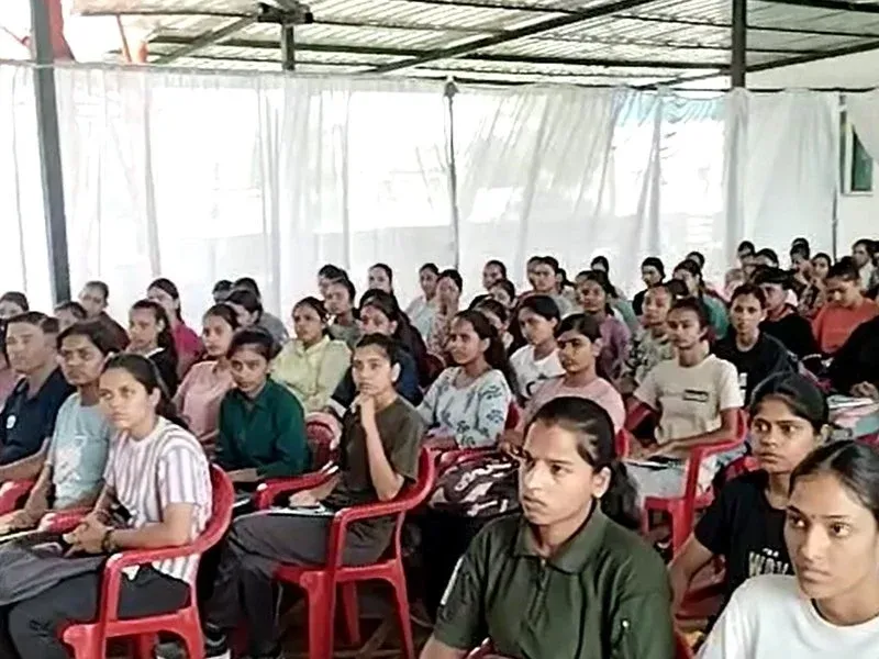 How is the 'Sashakt Vahini' Yojana Empowering Girls for Police Force Careers?