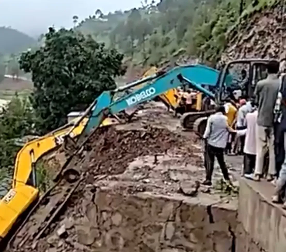 क्या मुंबई के विक्रोली में भूस्खलन से दो लोगों की मौत हुई?