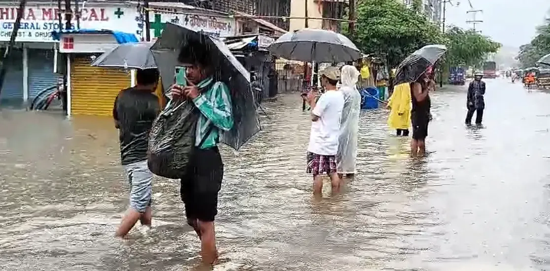 क्या मुंबई में बारिश ने हालात बिगाड़ दिए हैं? बीएमसी ने छुट्टी की घोषणा की और निजी कार्यालयों को वर्क फ्रॉम होम की सलाह दी