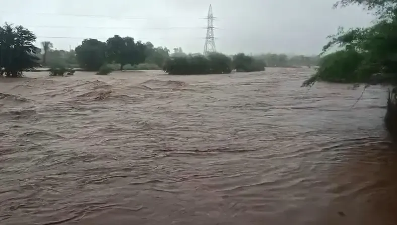क्या मुंबई से सूरत तक बारिश का कहर जारी है?