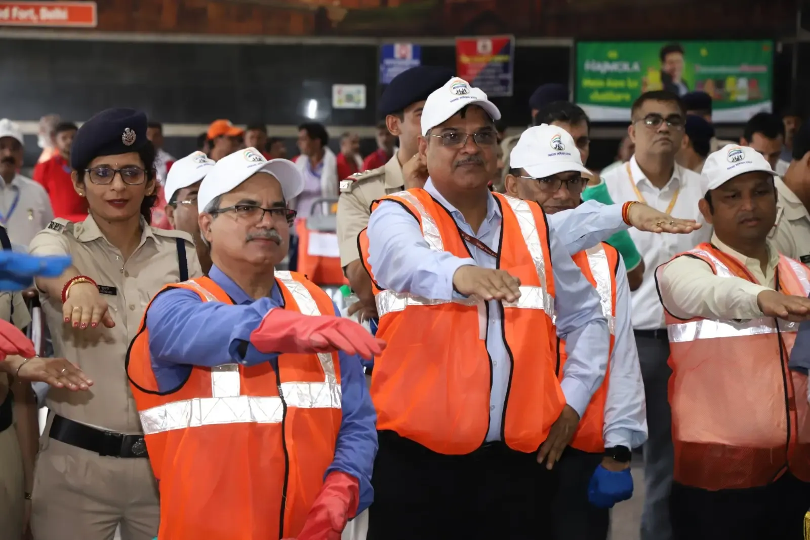 क्या नई दिल्ली रेलवे स्टेशन पर स्वच्छता अभियान की शुरुआत हुई?