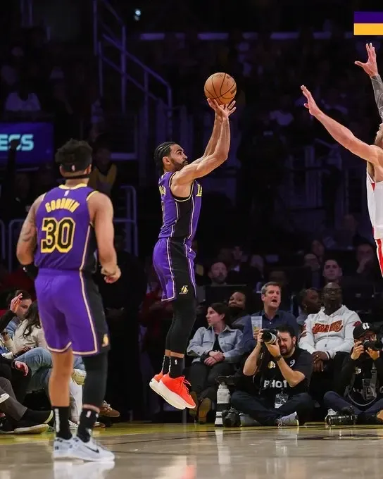 NBA: Finney-Smith and Vincent Score 40 in Lakers' Triumph Against Rockets
