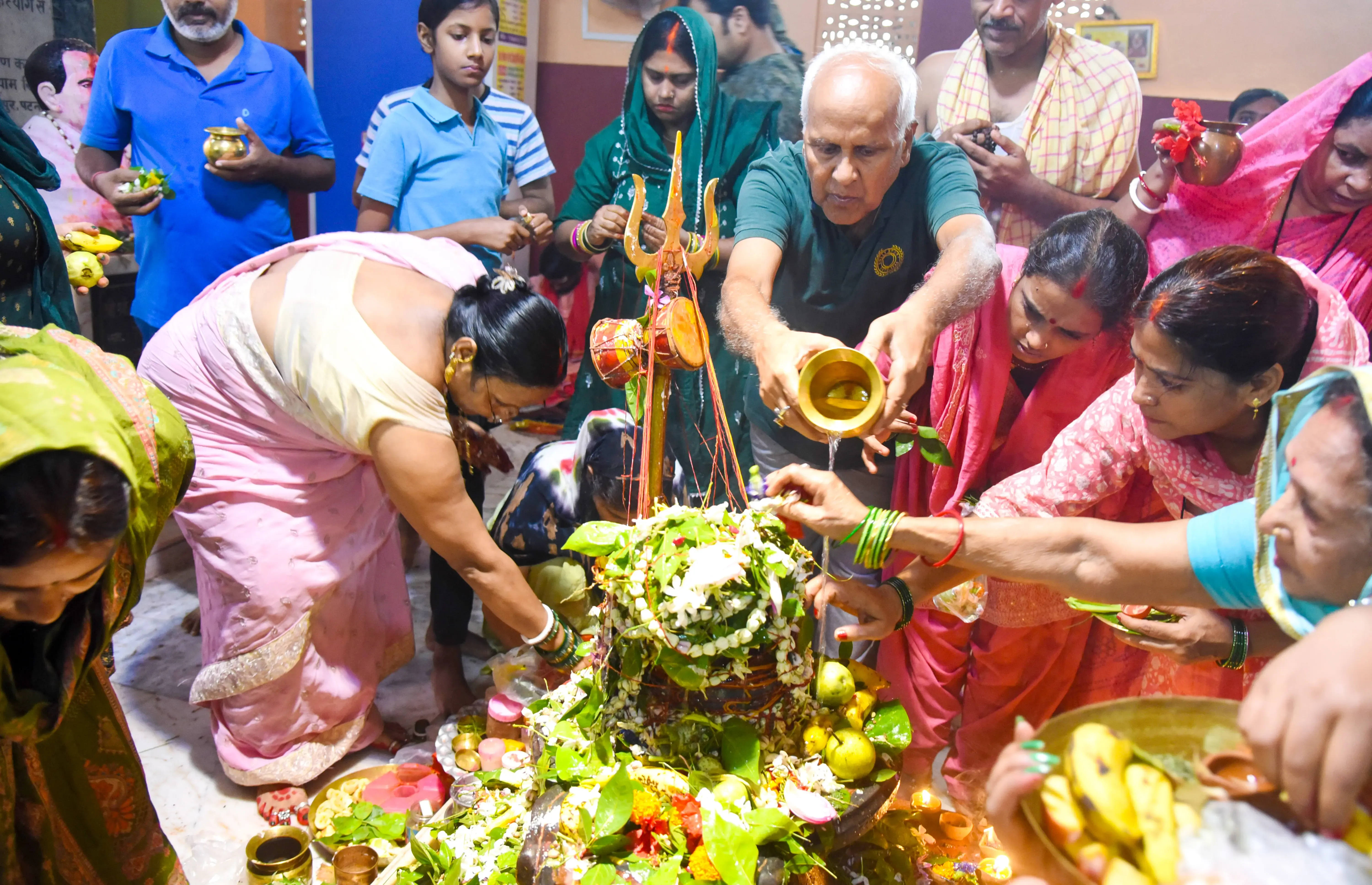क्या एनसीआर में काले बादलों का डेरा है, सावन के अंतिम सोमवार पर मंदिरों में श्रद्धालुओं का आगमन?