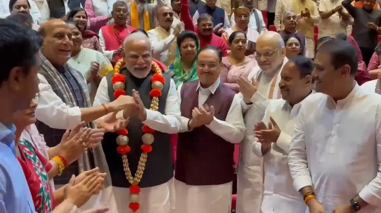 क्या एनडीए बैठक में पीएम मोदी का भव्य स्वागत 'हर हर महादेव' के नारों के बीच किया गया?