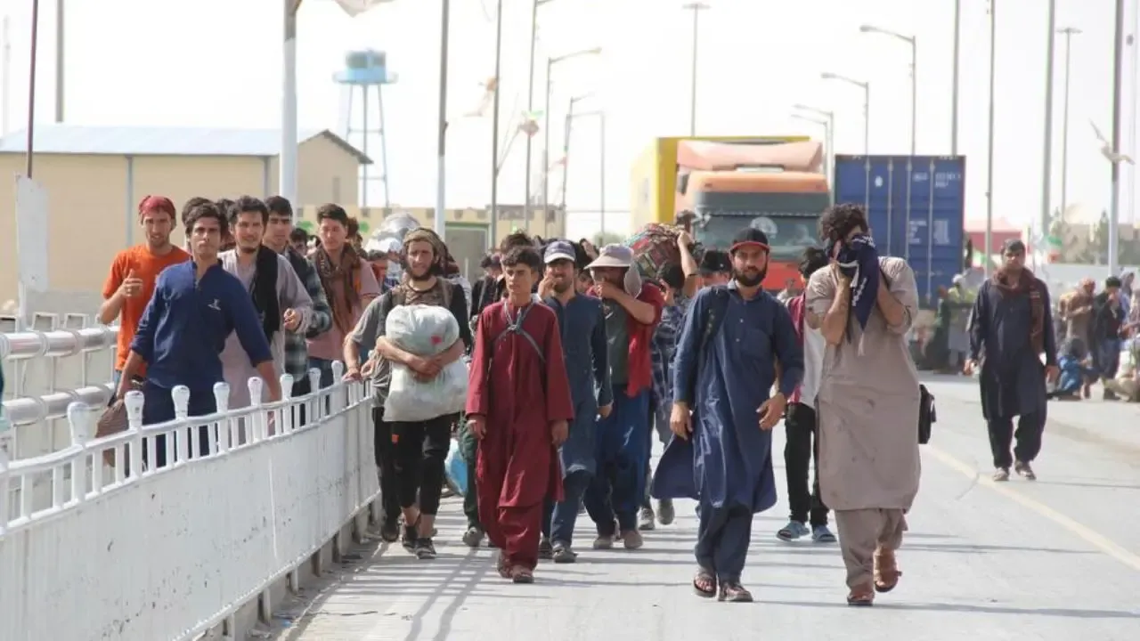 Almost One Million Afghan Refugees Make Their Way Back Home in Eight Months