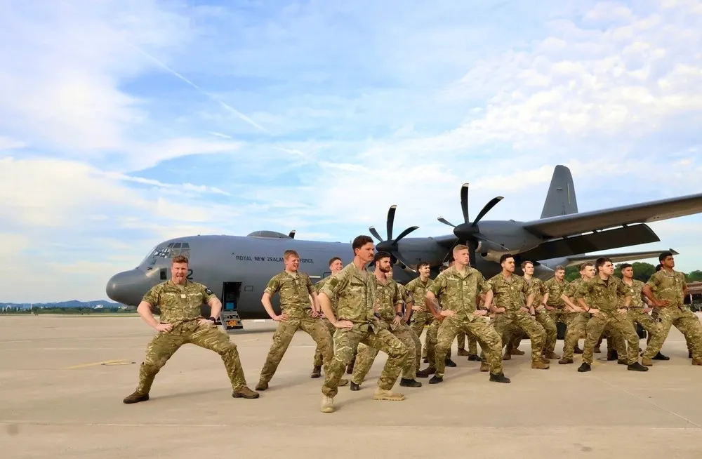 Did a New Zealand Army Platoon Join the UN Command to Train with South Korean and US Troops?