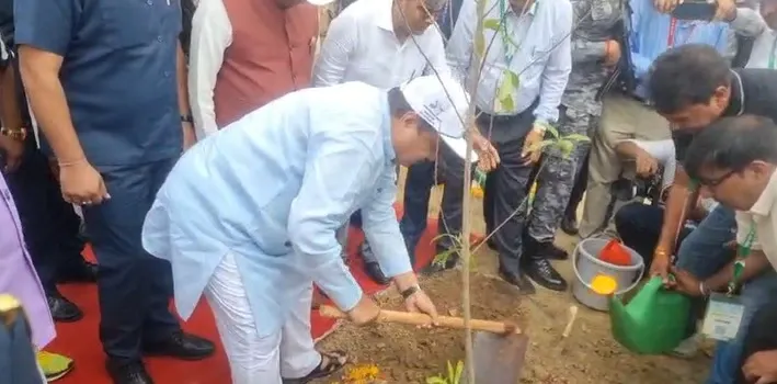 How is Nitin Gadkari Leading the ‘Ek Ped Maa Ke Naam 2.0’ Tree Plantation Drive in Greater Noida?