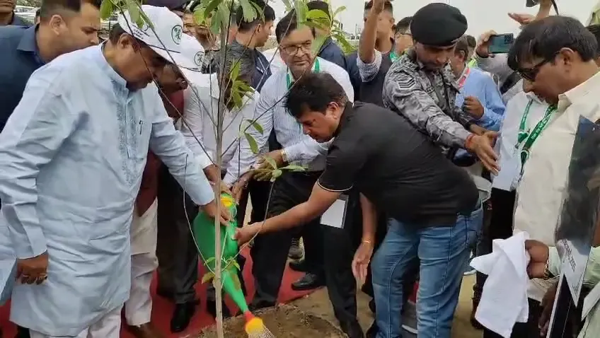 क्या नितिन गडकरी ने 'एक पेड़ मां के नाम 2.0' अभियान का शुभारंभ किया?