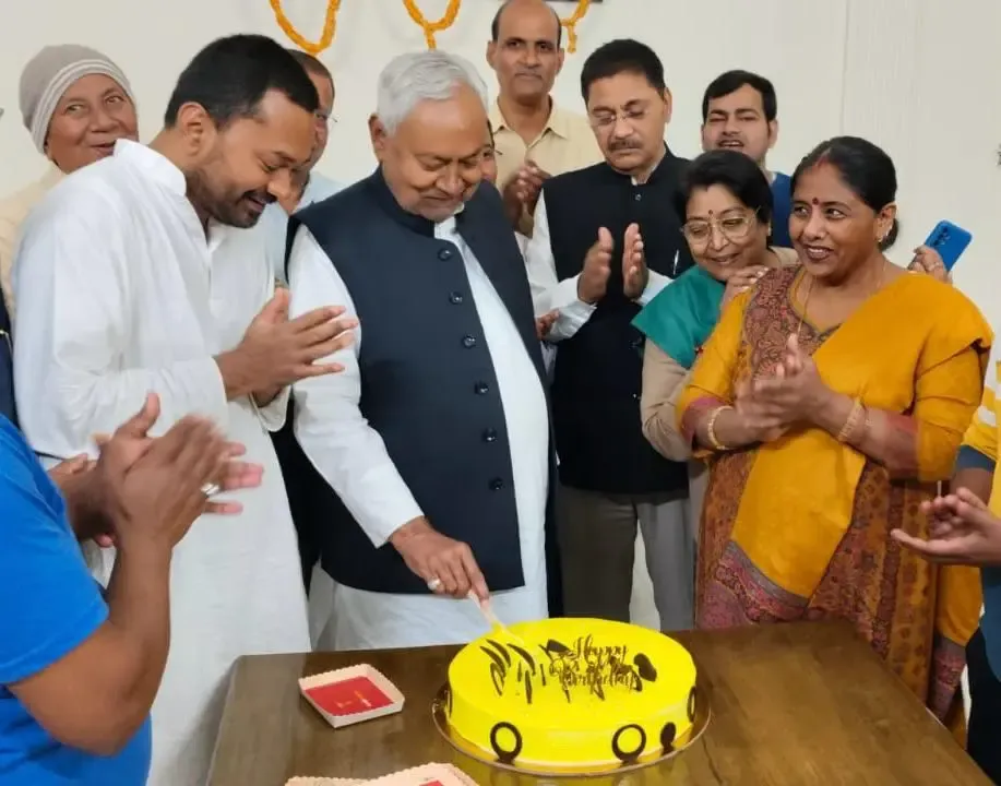 Nitish Kumar celebrates 74th birthday with his family 