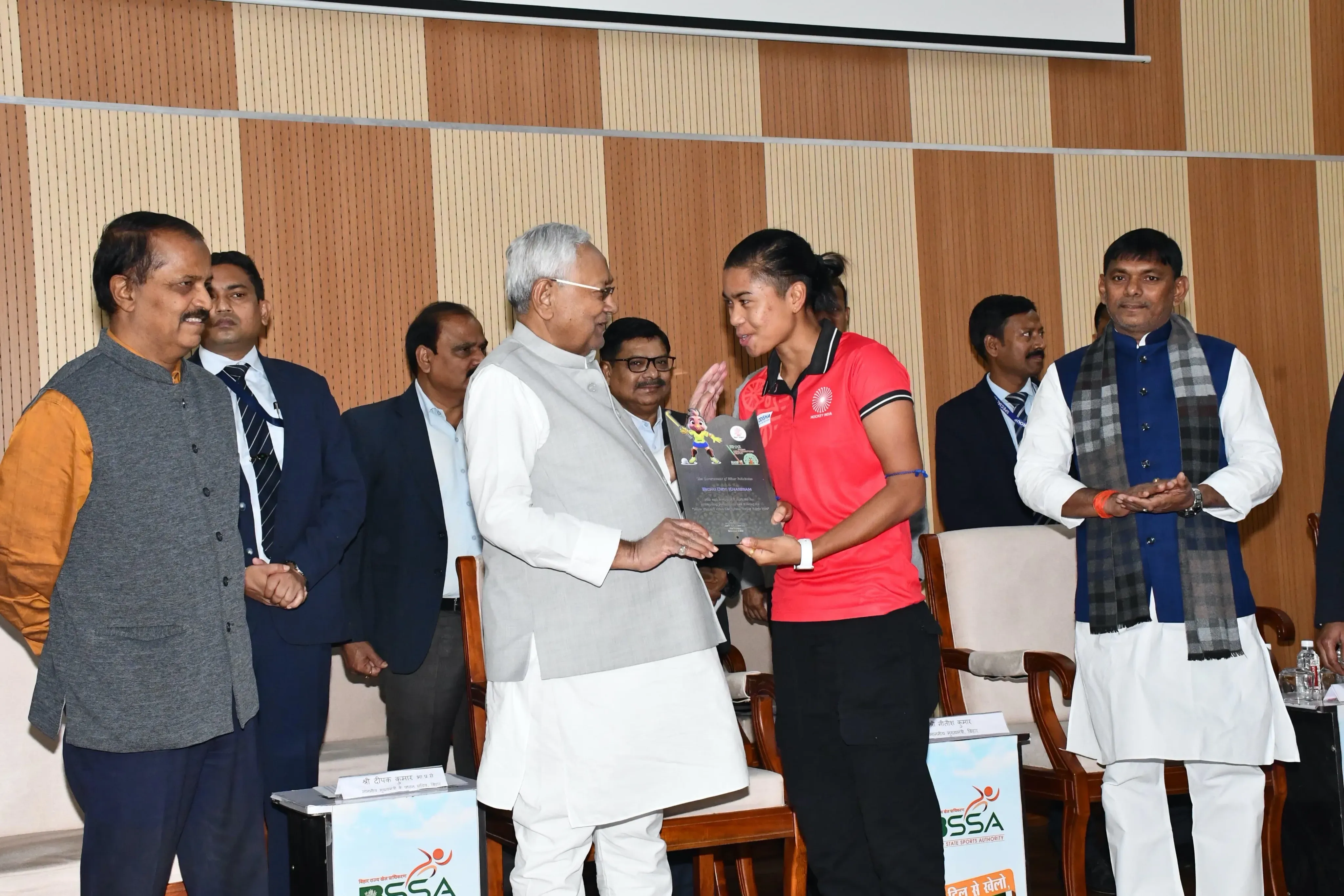 Nitish Kumar Honors Indian Women’s Hockey Team in Patna