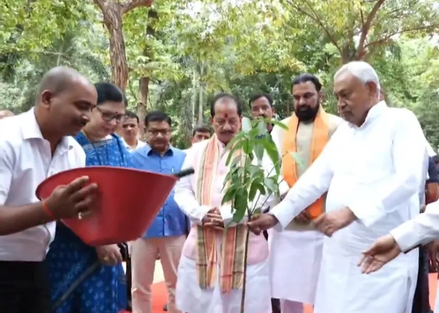 क्या नीतीश कुमार ने 'वन महोत्सव 2025' का शुभारंभ किया और पांच करोड़ पौधारोपण का लक्ष्य रखा?