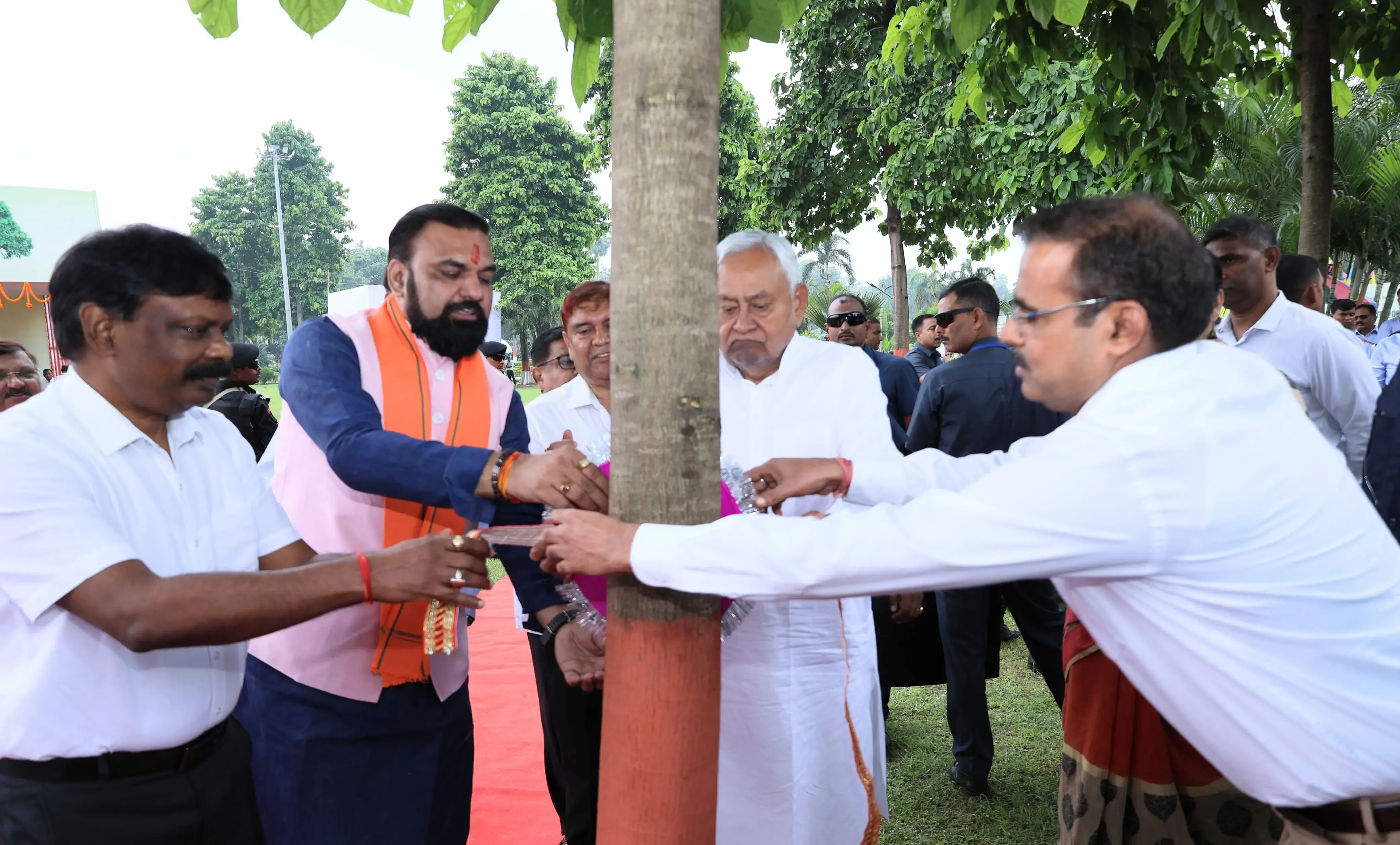 क्या सीएम नीतीश ने रक्षाबंधन और 'बिहार वृक्ष सुरक्षा दिवस' पर वृक्ष को रक्षा सूत्र बांधा?