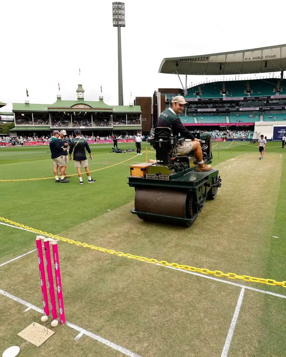 Gavaskar Points Out Silence of Former Indian Players on SCG Pitch Grass