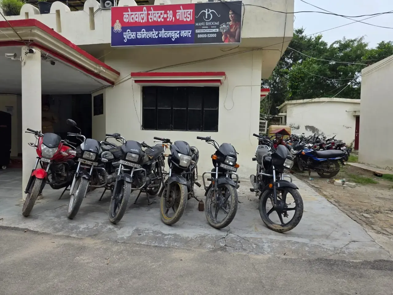 क्या नोएडा में दो शातिर वाहन चोर गिरफ्तार हुए हैं?