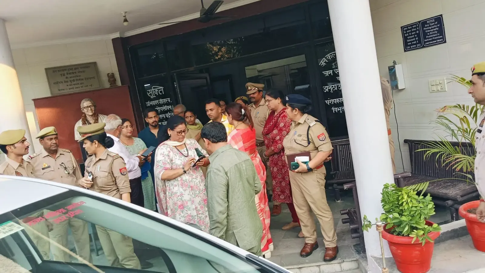 क्या नोएडा में अवैध वृद्धाश्रम में बुजुर्गों के साथ अमानवीयता हुई है?