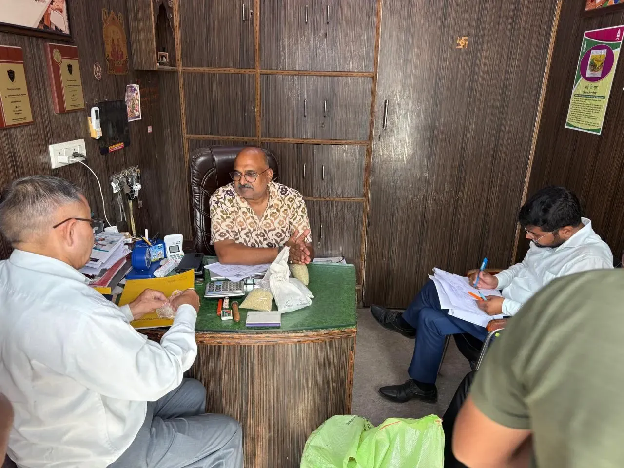 क्या नोएडा में फर्टिलाइजर टास्क फोर्स ने 28 उर्वरक विक्रेताओं पर छापेमारी की?
