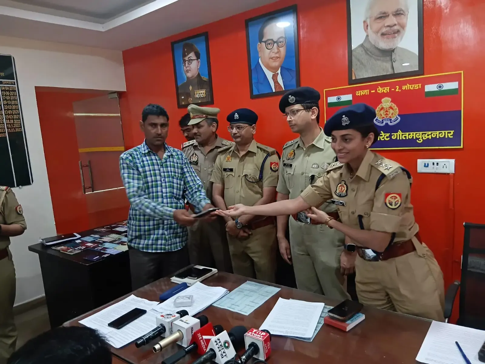 क्या नोएडा पुलिस ने खोए हुए 100 मोबाइल फोन लौटाए?