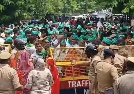 क्या किसानों ने नोएडा प्राधिकरण का घेराव किया और भ्रष्ट अधिकारियों पर कार्रवाई की मांग की?