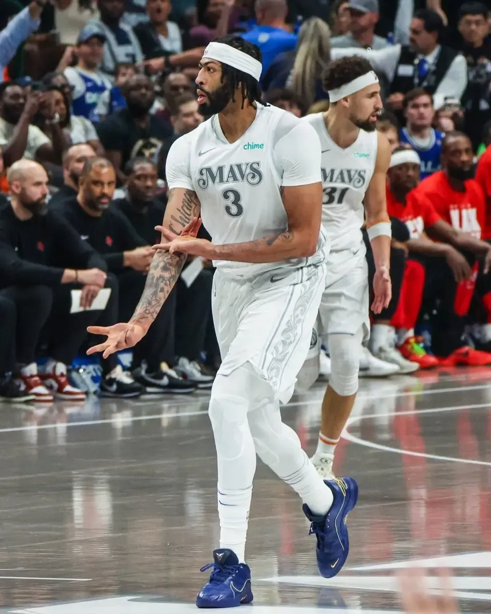 Davis Downplays Injury Following Mavericks Debut