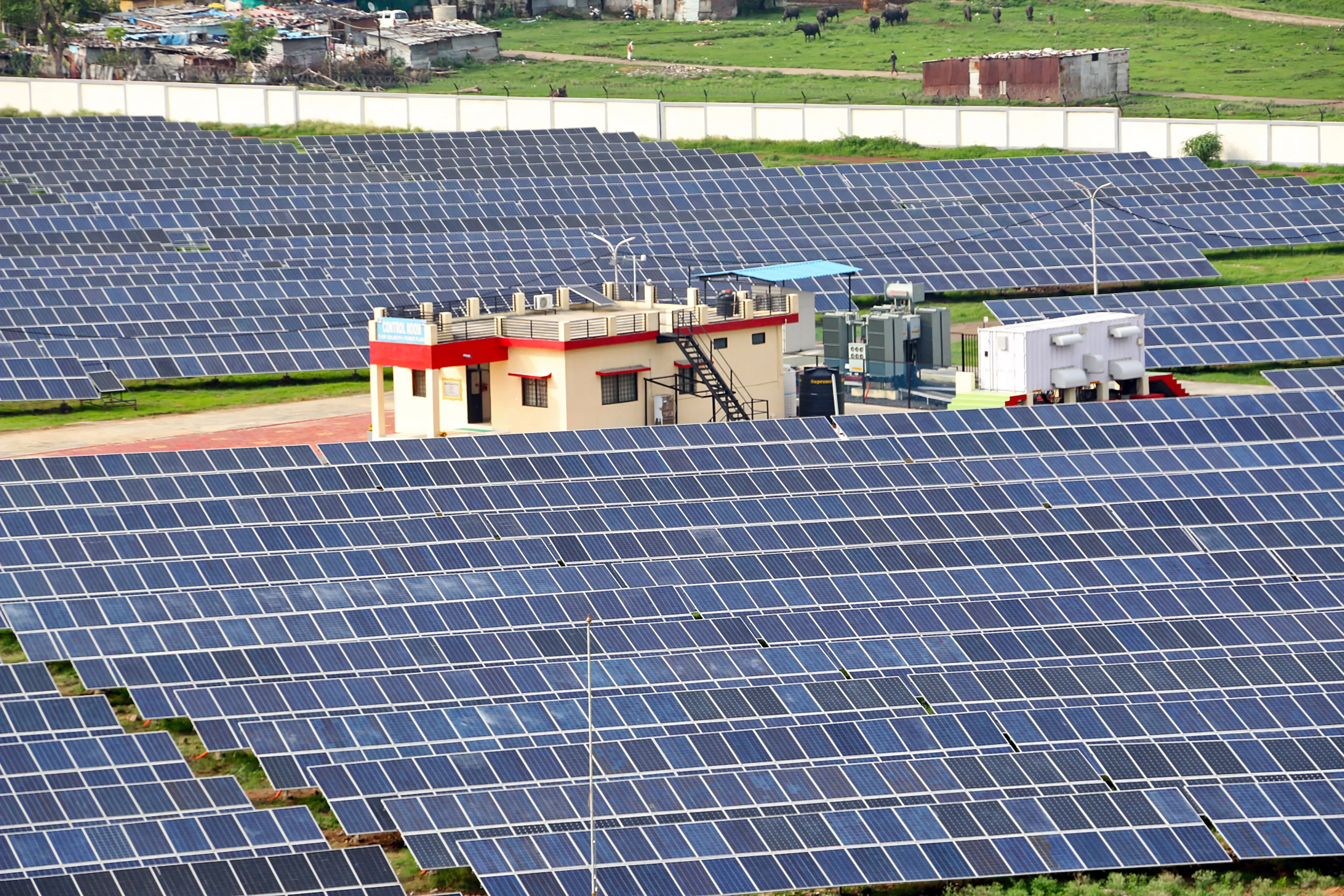 क्या एनटीपीसी रिन्यूएबल एनर्जी ने मध्य प्रदेश में 220 मेगावाट की सौर परियोजना को चालू किया?