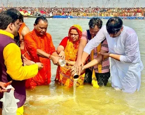 Odisha Chief Minister Dives into Spiritual Waters at Triveni Sangam