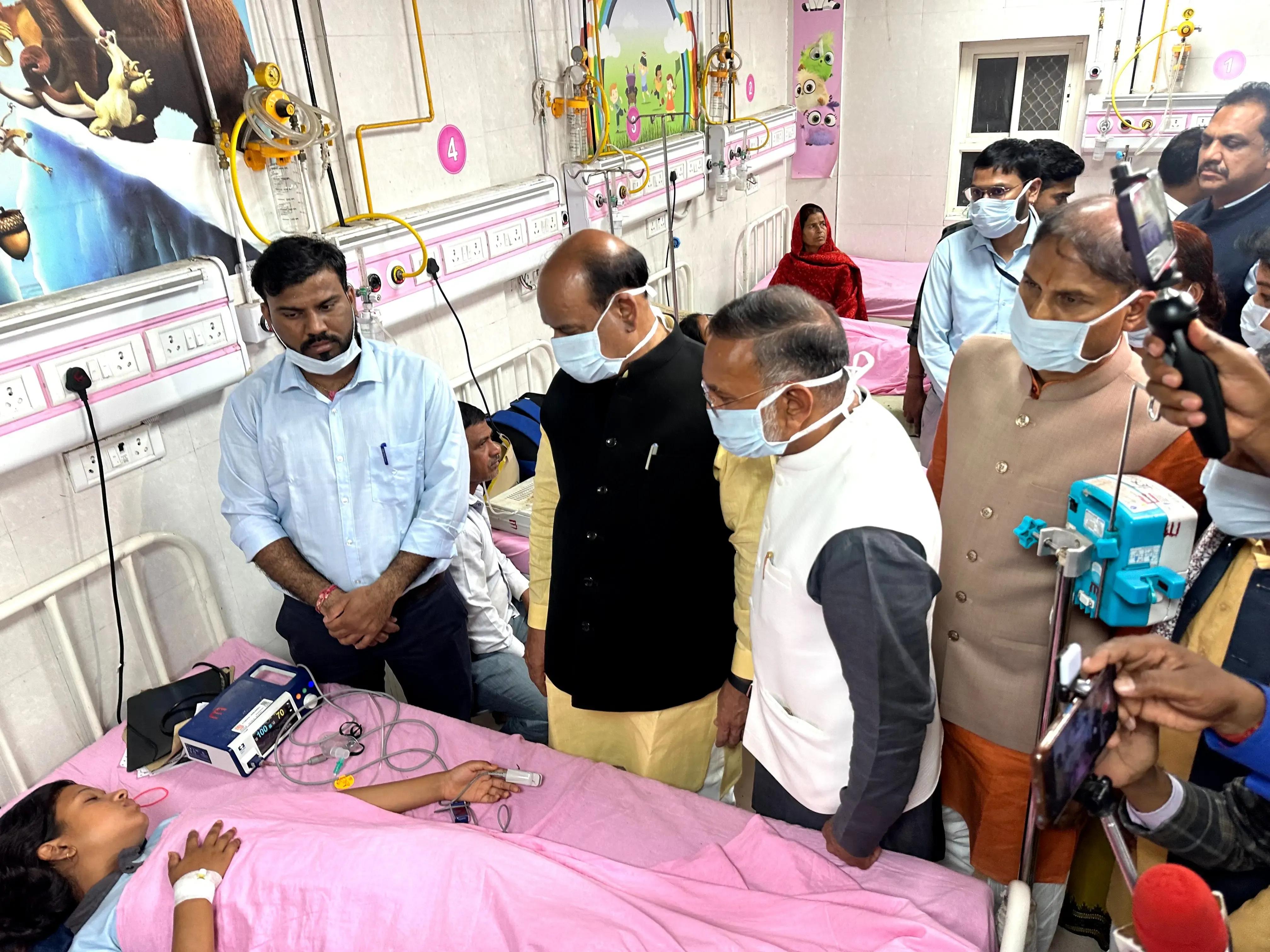 Om Birla Inspects Kota Hospital, Engages with Children Impacted by Gas Leak