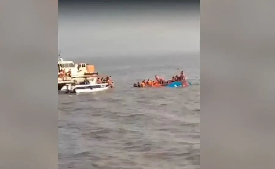 Ferry Capsizes Near Mumbai's Gateway of India, Resulting in One Drowning Incident