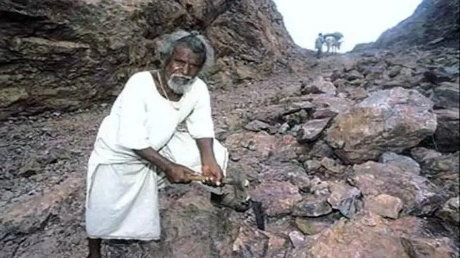 क्या दशरथ मांझी ने पहाड़ को चुनौती देकर प्रेम और संकल्प की अमर गाथा लिखी?