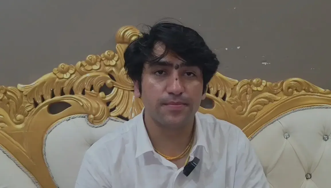 क्या पंडित धीरेंद्र शास्त्री पर विवादित टिप्पणी करने वाले प्रोफेसर पर गिरी गाज?