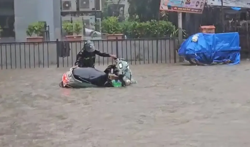 क्या पानी-पानी मुंबई में लोग परेशान हैं? नालों की सफाई समय पर होती तो क्या आज ऐसा न होता?