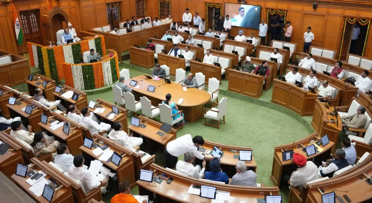 दिल्ली विधानसभा का मानसून सत्र: क्या शिक्षा बिल की प्रशंसा और विपक्ष की आलोचनाएं हैं?