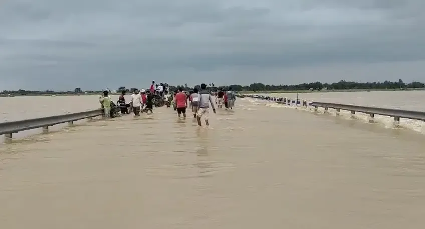क्या पश्चिम बंगाल के मिदनापुर में बारिश ने बाढ़ की स्थिति उत्पन्न कर दी?