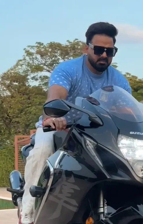 क्या पवन सिंह ने बाइक चलाते हुए दिखाया अपना दमदार अंदाज?