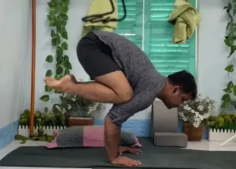 क्या 'काकासन' पेट और बाजुओं को मजबूती देने के साथ तनाव को भी कम करता है? जानें सही विधि