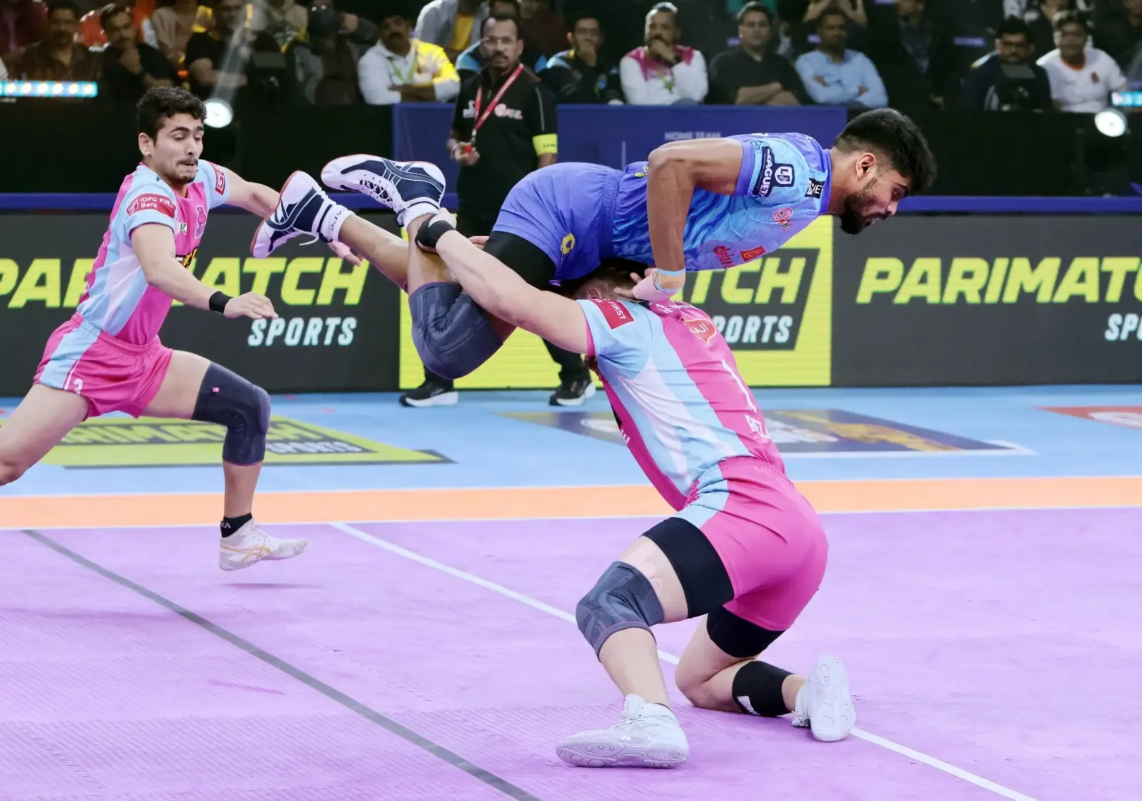PKL 11: Jaipur Pink Panthers Secure Playoff Spot with Narrow Victory Over Bengal Warriorz