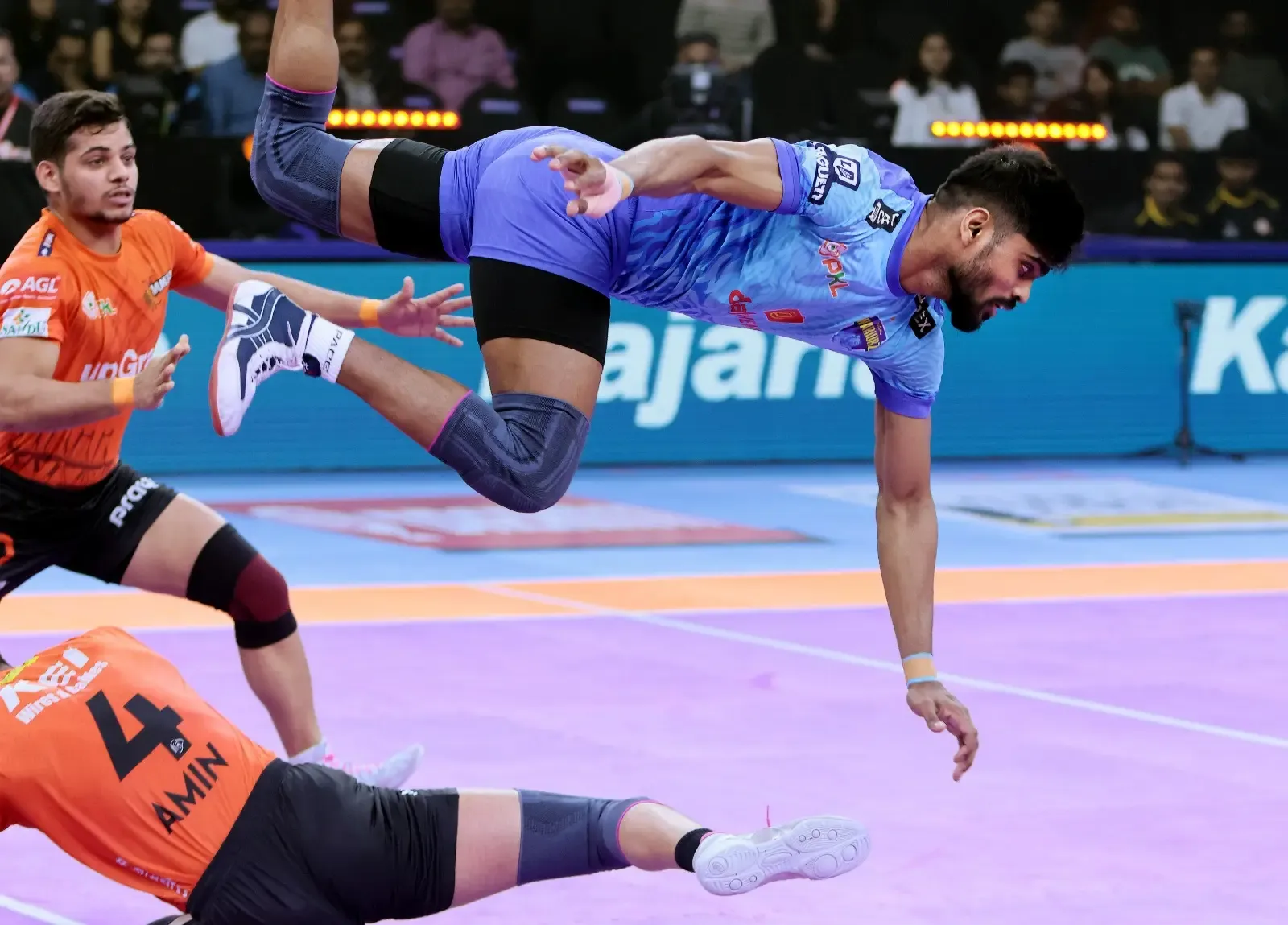 PKL 11: U Mumba Secures Final Playoff Berth with Victory Over Bengal Warriorz