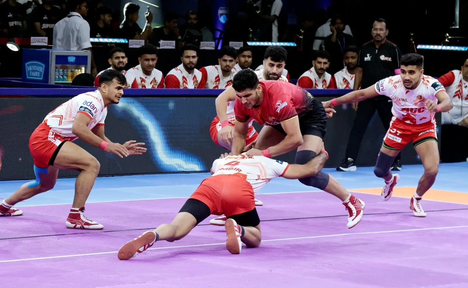 PKL Season 11: Bengaluru Bulls Stage Dramatic Comeback to Draw with Gujarat Giants in Pune Opener