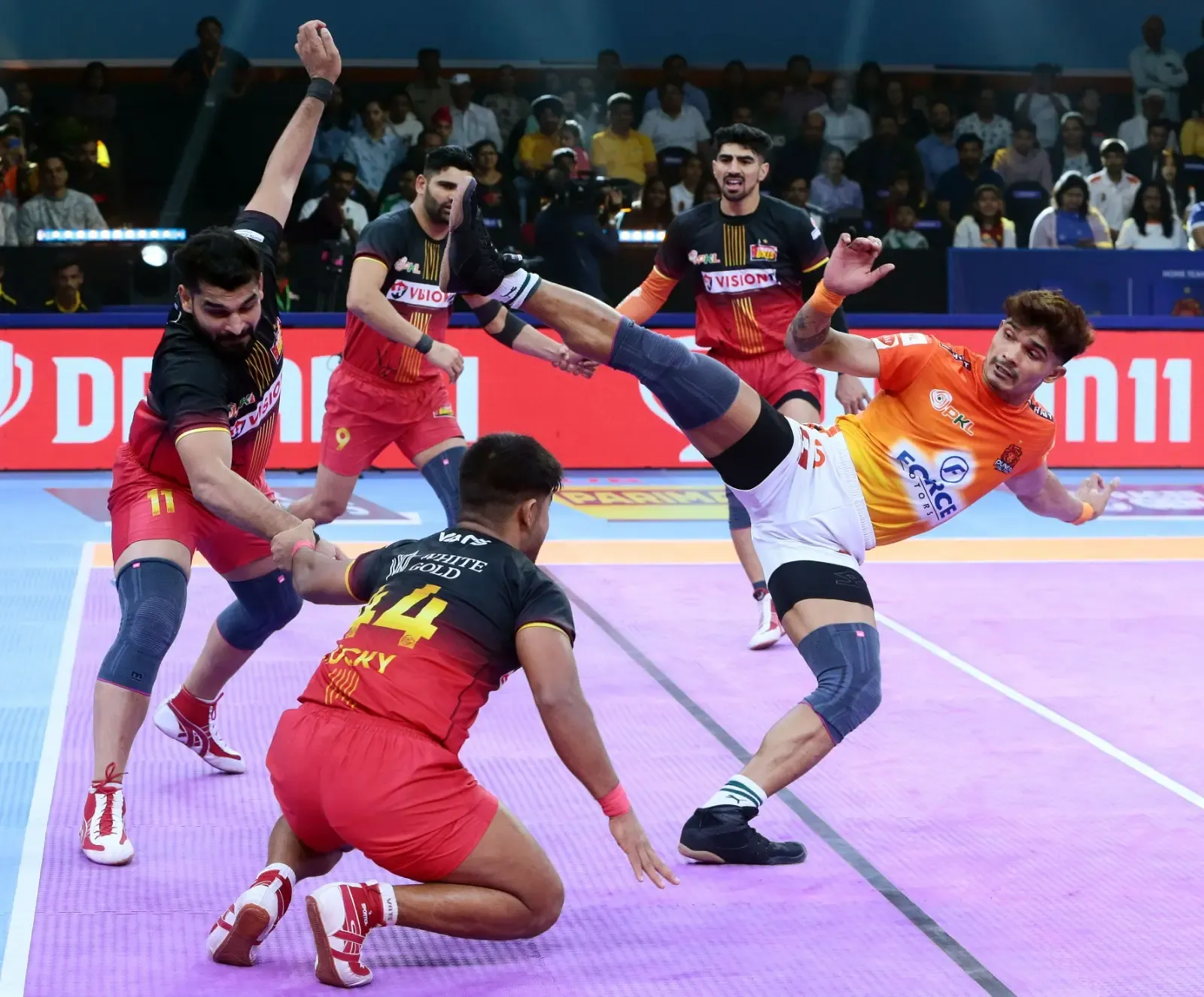 PKL Season 11: Puneri Paltan Keeps Playoff Hopes Alive with Dominant Win Over Bengaluru Bulls
