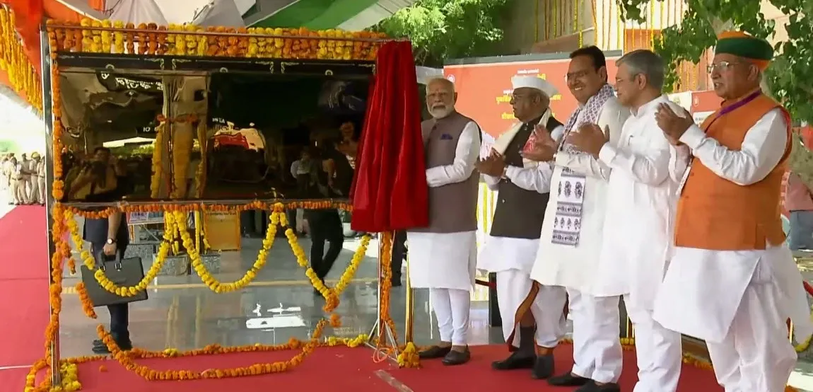 What Did PM Modi Unveil at Amrit Bharat Deshnoke Railway Station?