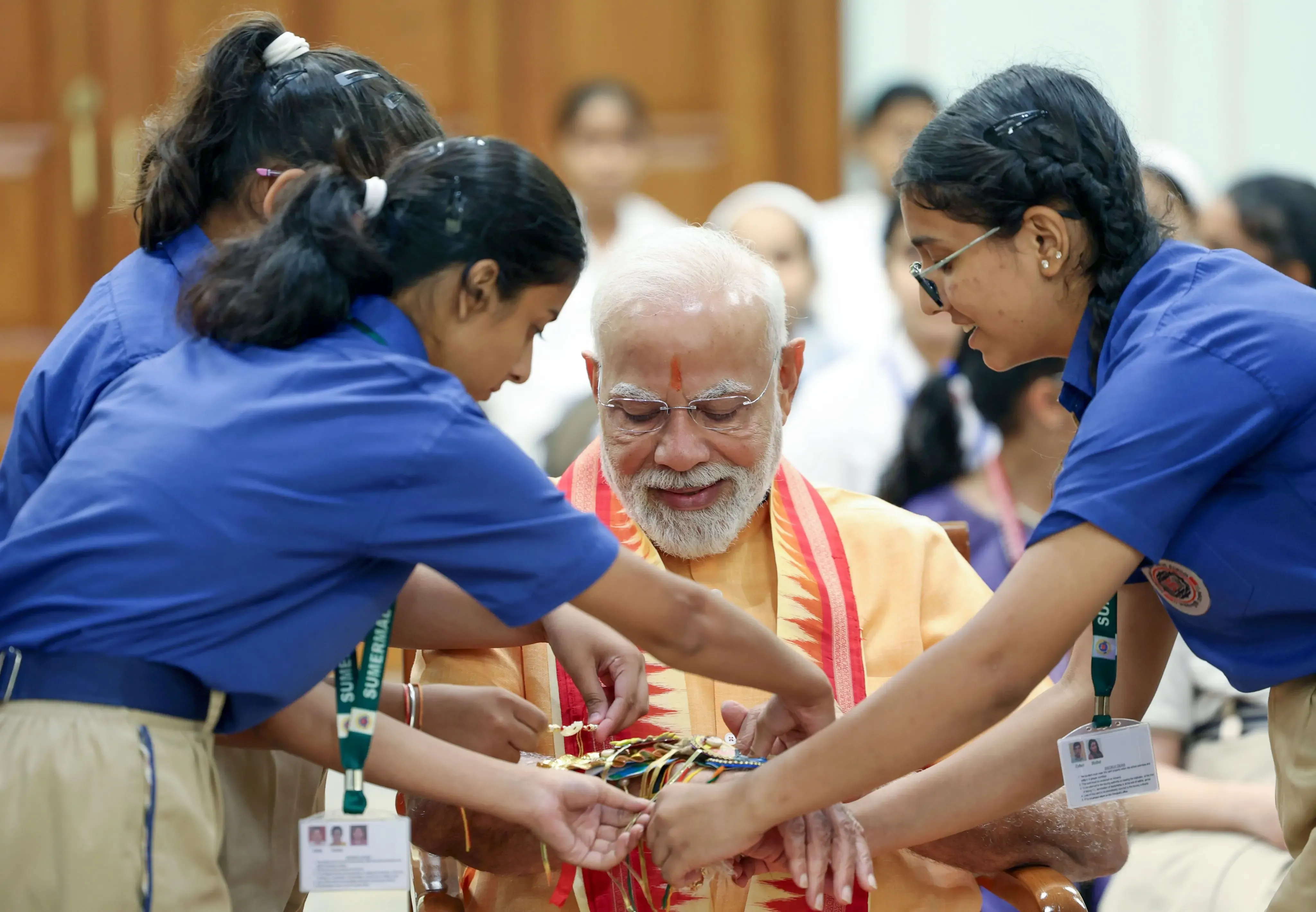 क्या पीएम मोदी की कलाई पर स्कूली बच्चों ने रक्षा सूत्र बांधा?